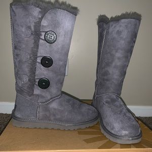 LIKE NEW!!! Grey bailey button triplet ugg boots